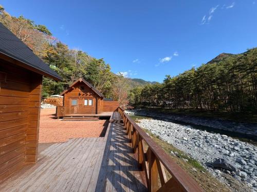 Naturlandskabet i nærheden af campingpladsen