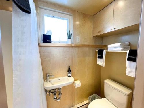 een kleine badkamer met een wastafel en een toilet bij Amazing Airstream in Grand Junction for Unforgettable Family Glamping Getaways in Colorado in Grand Junction