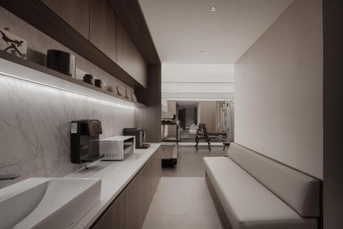 重慶市にあるWalling Hotel - Chongqing hongyadong jialingjiang binjiangluの2つの洗面台とカウンターのあるバスルーム