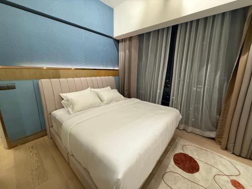Star Residance KLCC by NN في كوالالمبور: غرفة نوم بسرير أبيض ونافذة