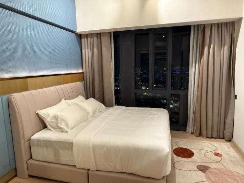 Star Residance KLCC by NN في كوالالمبور: غرفة نوم بسرير مقابل نافذة