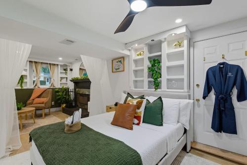 Postel nebo postele na pokoji v ubytování Cozy 2BR Winter Suite with Fire Pit Near DC