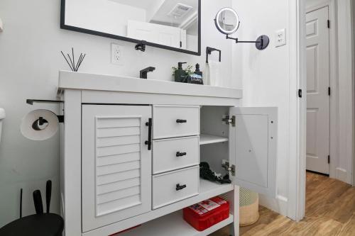 Fotografie z fotogalerie ubytování Cozy 2BR Winter Suite with Fire Pit Near DC v destinaci Waldorf