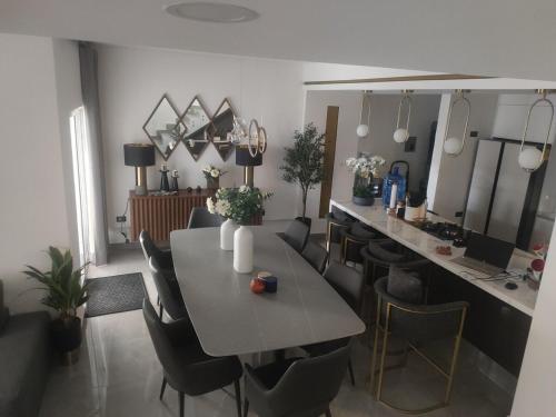 a living room with a table and chairs and a kitchen at beautiful house near the consulate in Manuel F. Martínez