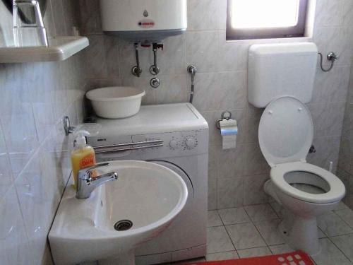 Ένα μπάνιο στο Apartment in Primosten - Sibenik Riviera 35562