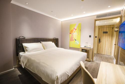 Ένα ή περισσότερα κρεβάτια σε δωμάτιο στο Hanting Hotel Beijing South Railway Station Muxiyuan