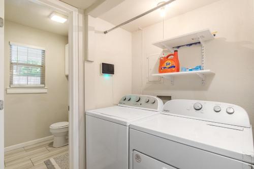 Koupelna v ubytování 2bd 1bth Newly Renovated Home near Cowboys Stadium etc