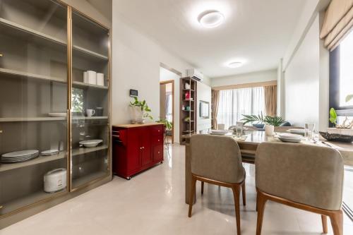 金边Comfy Apartment-Perfect City Stay at TK Area的带餐桌和椅子的厨房