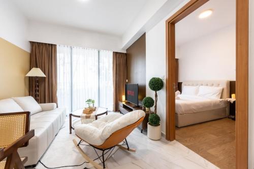 金边Comfy Apartment-Perfect City Stay at TK Area的带沙发和床的客厅