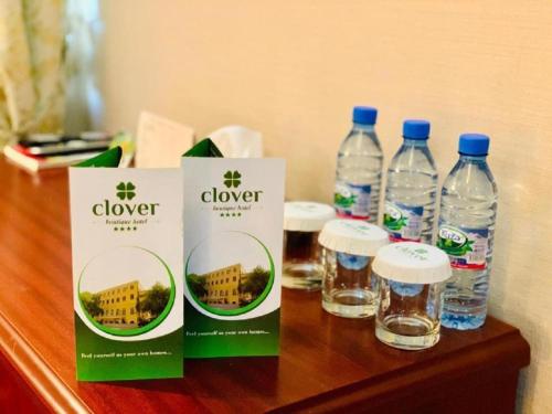 un gruppo di bottiglie d'acqua su un tavolo di Clover Hotel a Baku