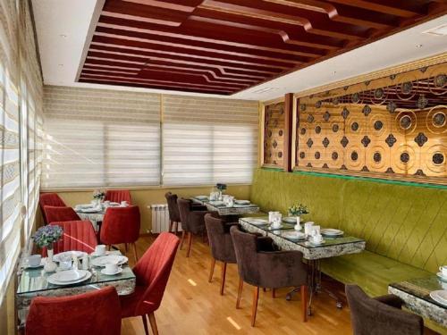 Clover Hotel tesisinde bir oturma alanı