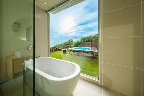 Koupelna v ubytování Moroisoso モロイソソウ 大型温水プール付 高級貸切ヴィラ BBQ＆プライベートビーチ