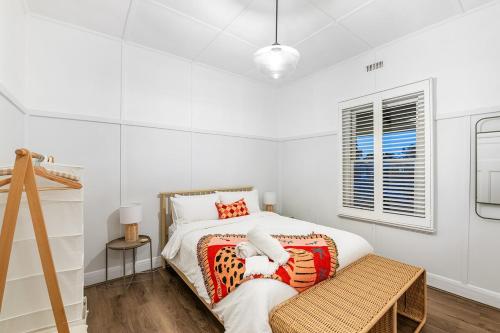 En eller flere senge i et værelse på Settlers Cottage on Fitzroy- Red Cliffs