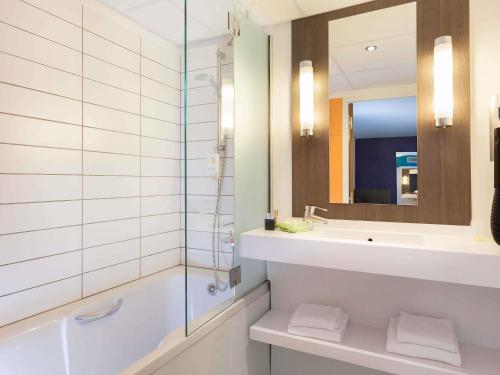 a bathroom with a sink and a mirror at Ibis Styles Lyon Centre - Gare Part Dieu in Lyon