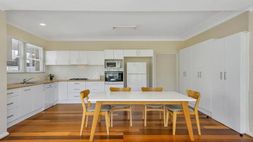 Η κουζίνα ή μικρή κουζίνα στο Scenic Escape Spa , Pet Friendly Accom Holidays