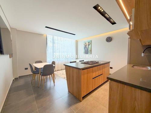 Кухня или мини-кухня в Apartamento de lujo a 3 minutos del Aeropuerto JMC 202
