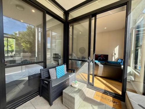 Fotografie z fotogalerie ubytování Luxe 2BR Executive Apartment Kingston Pool Parking WiFi BBQ Wine v destinaci Kingston 