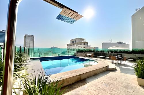 a swimming pool on the roof of a building at Moderno com piscina e perto da praia in Rio de Janeiro