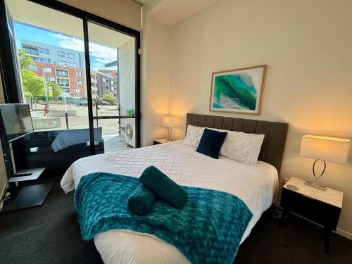 Postel nebo postele na pokoji v ubytování Luxe 2BR Executive Apartment Kingston Pool Parking WiFi BBQ Wine