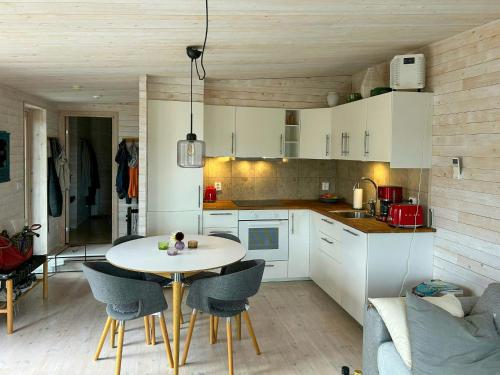 Una cocina o cocineta en Wooden Cottages By Quarry With Views
