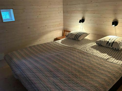 Una cama o camas en una habitación de Wooden Cottages By Quarry With Views