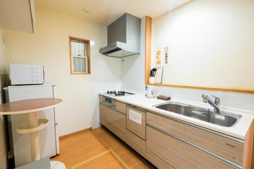 Kuchyň nebo kuchyňský kout v ubytování Homey Inn SANNO