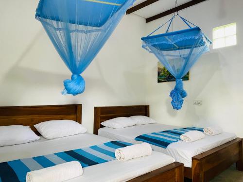 Postel nebo postele na pokoji v ubytování The Emerald Guest House & Villa