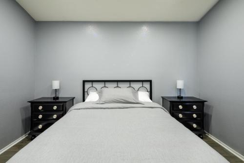 Ένα ή περισσότερα κρεβάτια σε δωμάτιο στο Modern 3BR 2-Story Retreat