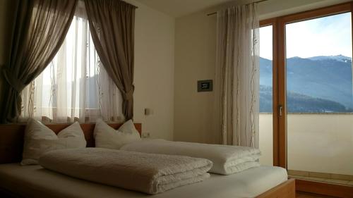 ペルカにあるResidence Sonnbergのベッドルーム1室(窓の前にベッド2台付)