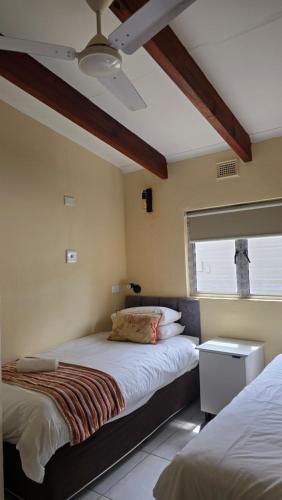 En eller flere senge i et værelse på Chakas Rock Chalet 23