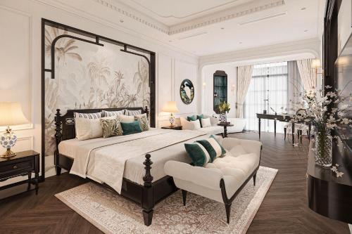 Un dormitorio grande con una cama grande y una silla. en Light Vesper Premium Hotel & Sky Bar, en Ho Chi Minh