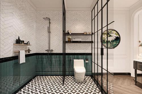 Un baño con inodoro y ducha en Light Vesper Premium Hotel & Sky Bar, en Ho Chi Minh