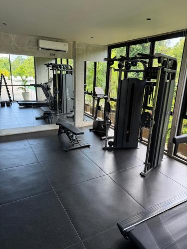 una palestra con diversi tapis roulant in una stanza di Elegant 3 bedroom villa a Jimbaran