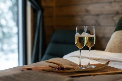 ロヴァニエミにあるSilencius Cabin With Private Jacuzziのワイン2杯