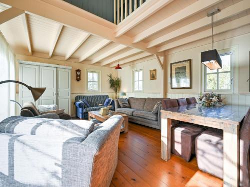 ein Wohnzimmer mit Sofas und einem Tisch in der Unterkunft Holiday home in Overberg with private garden and terrace in Overberg