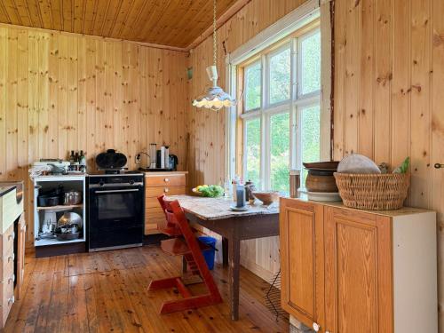 Kuchyň nebo kuchyňský kout v ubytování 1770S Farm With Floating Sauna By Lake