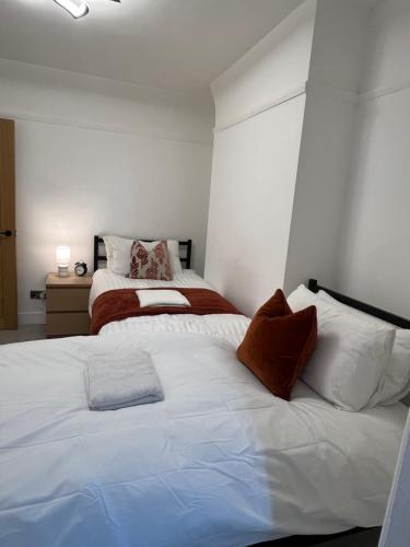 Postel nebo postele na pokoji v ubytování Cosy 2 bedroom Home-Birkenhead-Sleeps 4