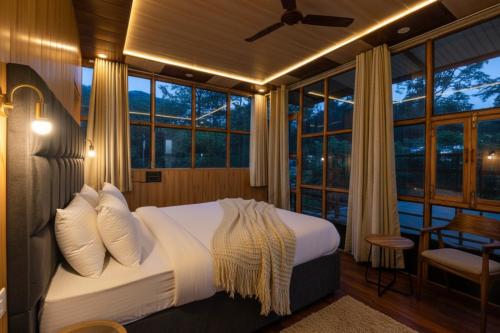 德拉敦The Homely Homestay Near Pacific Mall Dehradun的带窗户的房间里有一张床的卧室