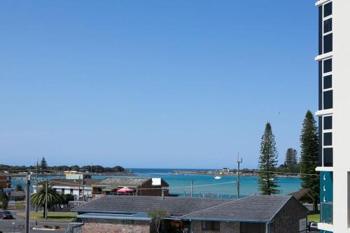 une vue sur l'océan depuis un immeuble dans l'établissement Del Boca Vista Tuncurry, à Tuncurry
