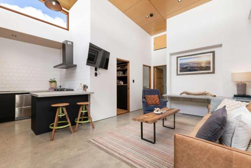 une cuisine et un salon avec un canapé et une table dans l'établissement The Foundry on McLaren - Urban CBD Retreat, à Adélaïde