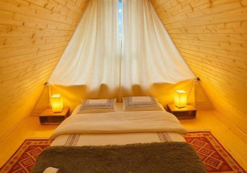 卡兹贝吉Misty Valley的一间卧室，床上有两盏灯