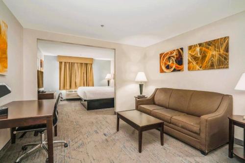 ein Hotelzimmer mit Sofa und Bett in der Unterkunft The Windstar Hotel - Emerald Isle, Swansboro in Cedar Point