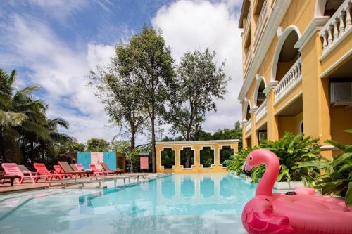 クラビタウンにあるThe Pineapple Hotelのピンクのフラミンゴが流れるスイミングプール