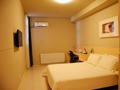 Postel nebo postele na pokoji v ubytování Jinjiang Inn Siping Pingdong Road Wada Square