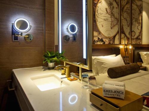 Ένα ή περισσότερα κρεβάτια σε δωμάτιο στο James Joyce Coffetel· Wuhan Wangjiawan Taojialing Metro Station