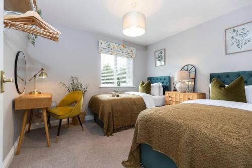 Postel nebo postele na pokoji v ubytování Pass the Keys 4-Bed Home with Garden Parking Near Durham