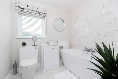 Koupelna v ubytování Pass the Keys 4-Bed Home with Garden Parking Near Durham