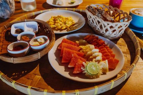 un vassoio con piatti di cibo su un tavolo di Gili Dua Resort a Sekongkang