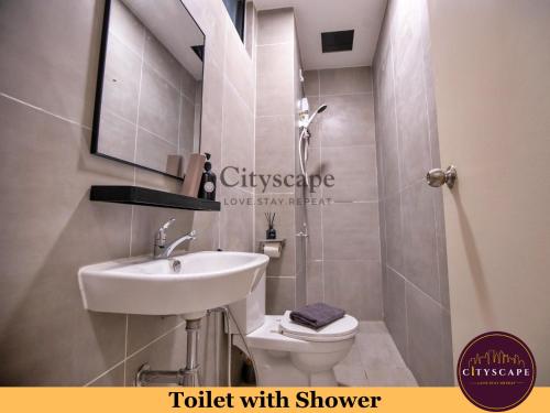 ein Bad mit einem Waschbecken und einem WC mit einer Dusche in der Unterkunft Space Residency Johor Bahru near KSL City Mall by Cityscape in Johor Bahru