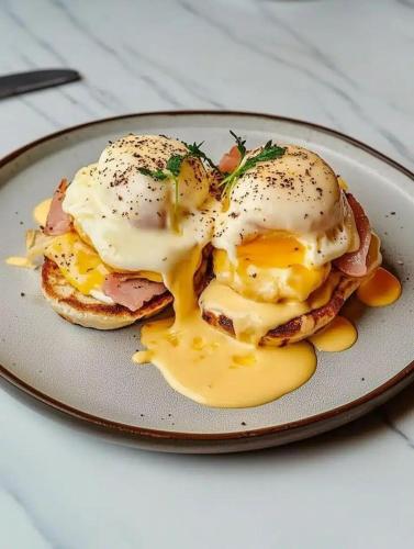 Dos huevos fritos en un plato sobre una mesa en Light Vesper Premium Hotel & Sky Bar, en Ho Chi Minh